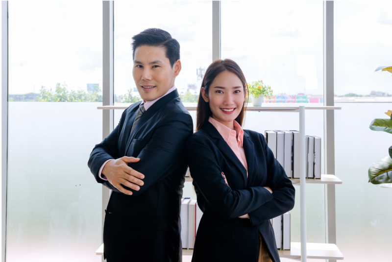 2 Personen dies sybolisiert den Partnervergleich